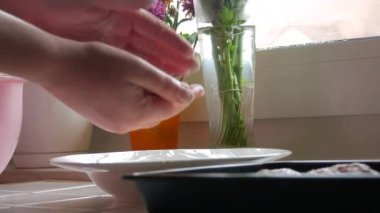 Bir kadın ev yapımı köfteler ya da kıymalı pirzola yapar, una batırır ve onları şekillendirir ve bir yemek tepsisine koyar. ev mutfağı.