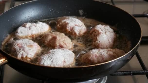 在家里厨房里 自制肉丸子或肉片用葵花籽油放在锅里煎 — 图库视频影像