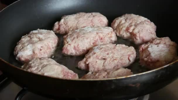 在家里厨房里 自制肉丸子或肉片用葵花籽油放在锅里煎 — 图库视频影像