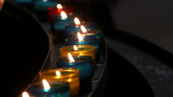 Ряд Полум Яних Різнокольорових Круглих Церковних Свічок Горять Храмі Вид — стокове відео