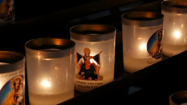 法国斯特拉斯堡 2022年7月22日 在一座庙宇里用漂亮的烛台燃着蜡烛 在教堂里燃着蜡烛的火焰 — 图库视频影像