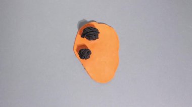 Plasticine stop motion animasyon, bir Kazağın plastik portresi, Ukrayna ulusal özgürlük sembolü. Özel saç stili, uzun perçin ve bıyık rüzgarda gri arka planda gelişir..