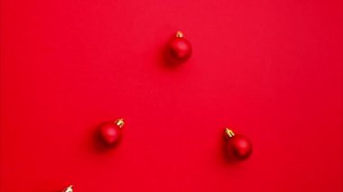 Hareket animasyonunu durdur. Kırmızı temalı kırmızı Noel baloları. Tek renkli süs kırmızı arkaplanda döner.