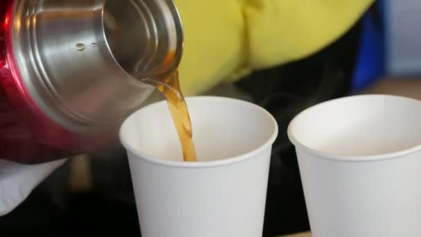 Termostan Çıkan Sıcak Buharlı Çay Iki Kağıt Bardağa Doldurulur Çevre — Stok video