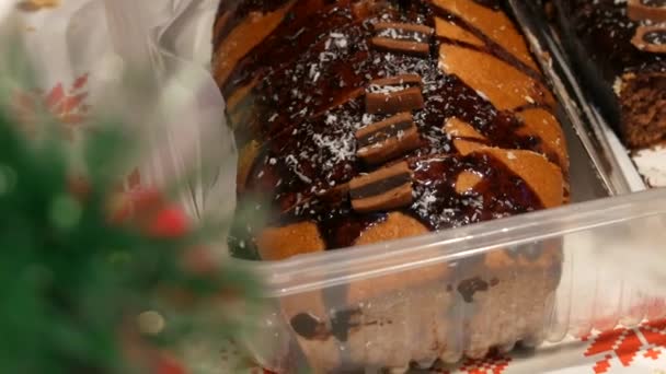 Домашняя Свежая Выпечка Красивый Большой Кусок Шоколадного Пирога Украшенный Орехами — стоковое видео