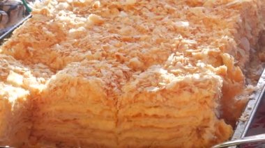 Almanya 'daki Noel pazarının tezgahında büyük taze pişmiş Napolyon kremalı kek..