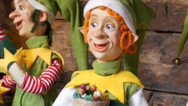 Grande Natal Movendo Bonecas Elfo Com Caixas Presente Suas Mãos — Vídeo de Stock
