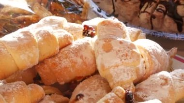Almanya 'daki Noel pazarının tezgahında pudra şekerle kaplı taze pişmiş ev yapımı kruvasanlar..