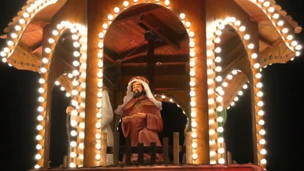圣诞磨坊的诞生场景在夜灯中 木制雕像在一个特殊的窗口中旋转 出现和消失 — 图库视频影像