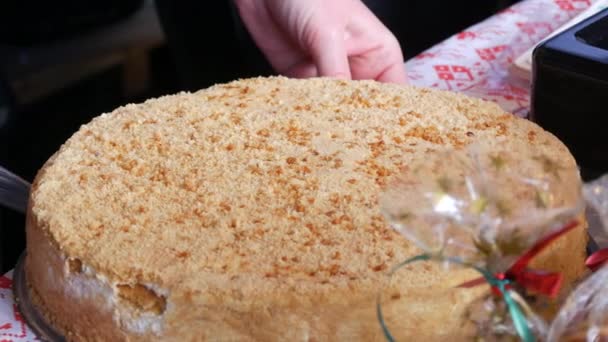 Kobieta Kroi Ogromny Okrągły Tort Ciasteczkowy Kremem Blacie Świątecznego Targu — Wideo stockowe