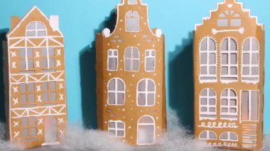 Yeni yıl ya da Noel durağı animasyonu. Mavi arka planda yarım ahşap boyalı şirin evler görünüp kayboluyor..