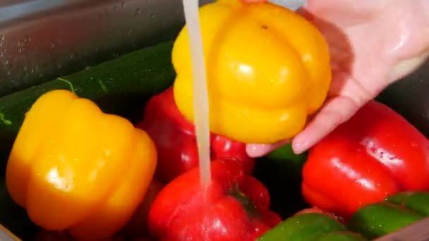 Tangan Perempuan Mencuci Bawah Keran Wastafel Berbagai Sayuran Merah Kuning — Stok Video