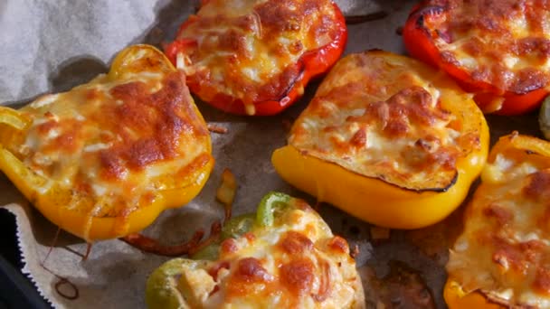 一半的黄色 青椒木瓜 都是好吃的 上面是烤着奶酪 刚从烤箱里煮出来的新鲜肉 — 图库视频影像