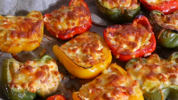 一半的黄色 青椒木瓜 都是好吃的 上面是烤着奶酪 刚从烤箱里煮出来的新鲜肉 — 图库视频影像