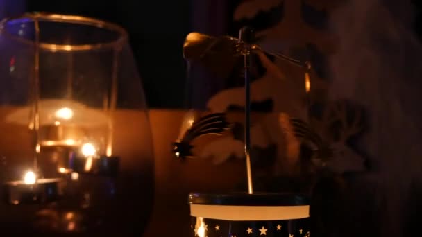 Ambiente Nocturno Acogedor Candelabros Navidad Con Velas Encendidas Brillan Sobre — Vídeos de Stock