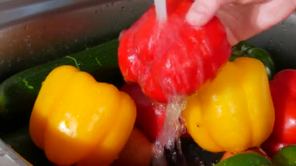 Kadın Elleri Lavabodaki Musluğun Altını Yıkıyor Mutfaktaki Çeşitli Sebzeler Kırmızı — Stok video