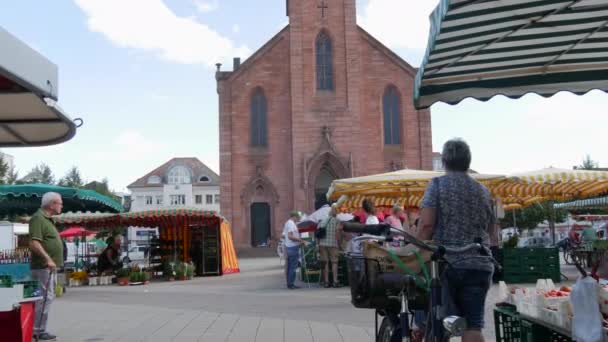 2022年7月26日ドイツ ケール市 テントや製品で市場が位置する夏の市場広場 人々は商品を過ぎて歩く — ストック動画