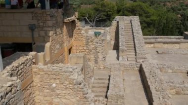 Kral Minos 'un dünyaca ünlü Knossos Sarayı efsaneye göre Theseus' un Minotor 'u öldürdüğü yer. Bronz Çağı 'nın ünlü mimari anıtı Minos uygarlığının kalıntıları..