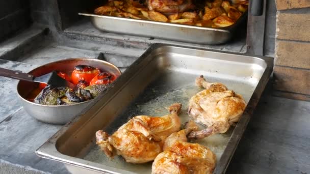 Frissen Főzött Ételek Egy Igazi Sütőből Sült Csirke Comb Töltött — Stock videók