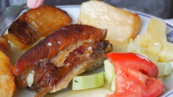 Widelec Nóż Pokroiły Kawałek Smażonego Mięsa Wieprzowego Talerzu Restauracji Pobliżu — Wideo stockowe
