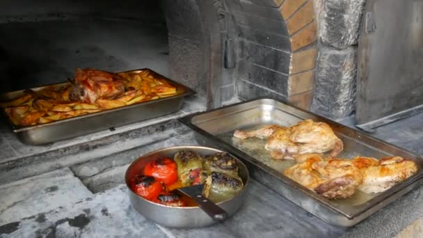 Φρεσκοψημένα Πιάτα Από Πραγματικό Φούρνο Τηγανητά Μπούτια Κοτόπουλου Γεμιστές Ντομάτες — Αρχείο Βίντεο