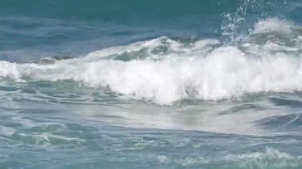 海に嵐 クレタ島の夏の嵐の間に泡と美しい強い大きな波 岩に打ち寄せる波 — ストック動画