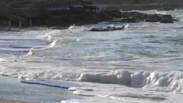 白い洗濯で大きな力暗い海の波の美しいテクスチャ 嵐の日に素晴らしい海潮の空中トップビューの映像 ドローン撮影はインド洋の泡で波を破る バリの大きなうねり — ストック動画