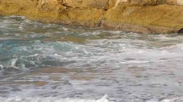 海に嵐 クレタ島の夏の嵐の間に泡と美しい強い大きな波 岩に打ち寄せる波 — ストック動画
