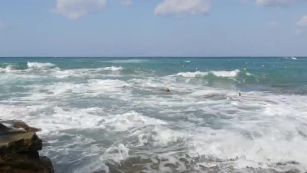海に嵐 クレタ島の夏の嵐の間に泡と美しい強い大きな波 — ストック動画