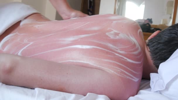 Sonnenbrand Auf Der Haut Die Rote Sonnenverbrannte Haut Des Rückens — Stockvideo