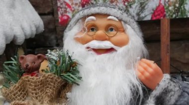 Yılbaşı süslerinin arka planında Noel Baba oyuncağı var..