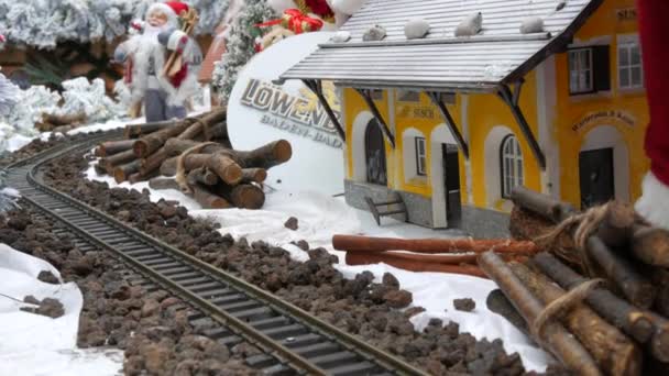 Baden Baden Δεκεμβρίου 2022 Παιχνίδι Χριστουγεννιάτικος Σιδηρόδρομος Μικρή Ατμομηχανή — Αρχείο Βίντεο