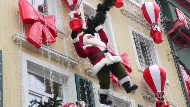 ของเล นคร มาสท เคล อนไหวขนาดใหญ ตกแต งซานตาคลอสบนบ านก นหล งของการตกแต — วีดีโอสต็อก