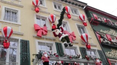 Büyük, taşınan Noel Baba oyuncağı Noel Baba dekoru. Yılbaşı süslemelerinin arka planına karşı..