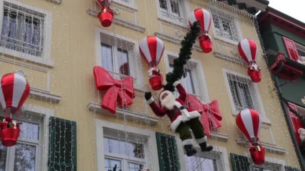 Stor Rörlig Jul Leksak Santa Claus Inredning Huset Mot Bakgrund — Stockvideo