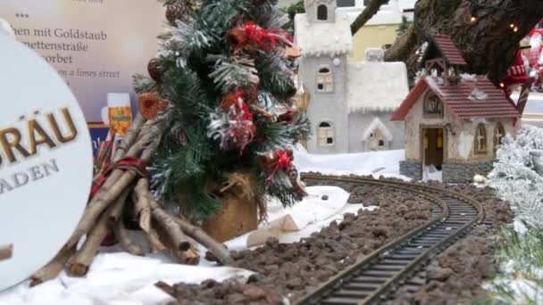 Baden Baden Dezember 2022 Eine Spielzeug Weihnachtseisenbahn Mit Kleiner Dampfeisenbahn — Stockvideo