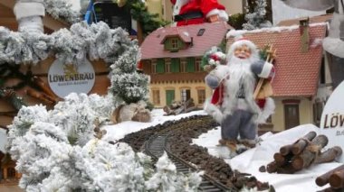 Baden Baden - 10 Aralık 2022: Küçük buhar trenli oyuncak bir Noel treni.