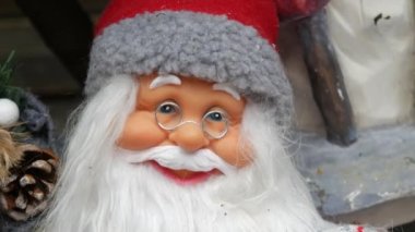 Yılbaşı süslerinin arka planında Noel Baba oyuncağı var..