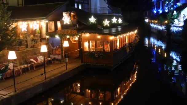 法国科尔马 2022年12月 阿尔萨斯河畔一座房子的立面装饰着美丽的半木板房 装饰着圣诞彩灯 彩灯和花环 — 图库视频影像