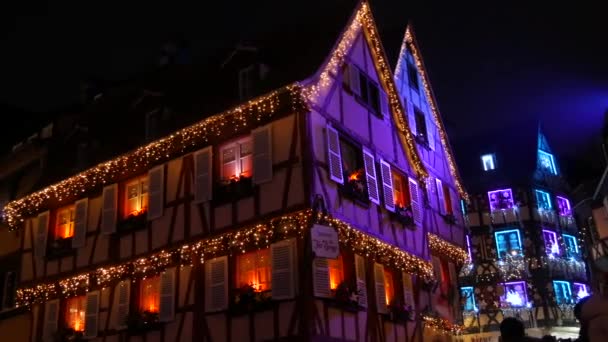 Кольмар Франция Декабрь 2022 Красивые Старые Деревянные Домики Рождественской Подсветкой — стоковое видео