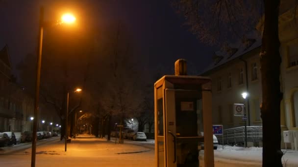 Eine Leere Telefonzelle Einem Winterabend Licht Der Straßenlaternen Verlassene Straße — Stockvideo