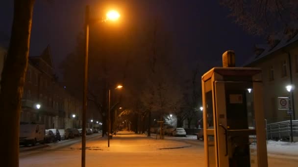 Una Cabina Telefónica Vacía Una Noche Invierno Bajo Luz Farolas — Vídeos de Stock