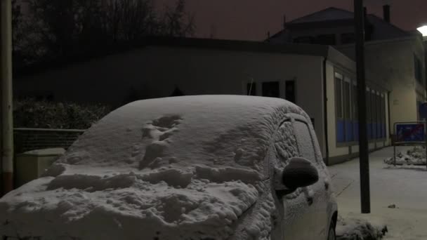冬夜城市白雪覆盖的汽车 晚上走荒废的街道 — 图库视频影像