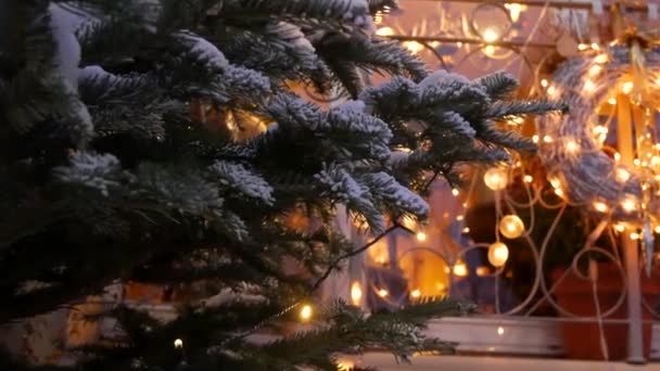 Accogliente Notte Inverno Buio Illuminazione Sulla Strada Luci Gialle Ghirlande — Video Stock