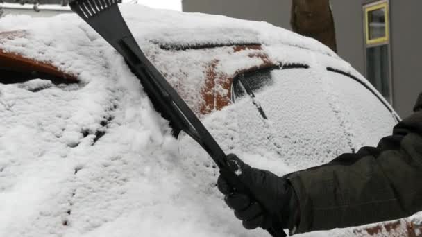 Een Met Sneeuw Bedekte Auto Bedekt Met Ijs Een Man — Stockvideo