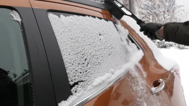 Ένα Χιονισμένο Αυτοκίνητο Καλυμμένο Πάγο Ένας Άνθρωπος Ειδικό Πινέλο Καθαρίζει — Αρχείο Βίντεο
