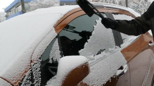 Ένα Χιονισμένο Αυτοκίνητο Καλυμμένο Πάγο Ένας Άνθρωπος Ειδικό Πινέλο Καθαρίζει — Αρχείο Βίντεο