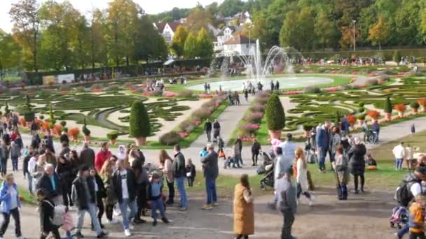 Ludwigsburg Duitsland Oktober 2022 Mensen Lopen Door Het Prachtig Aangelegde — Stockvideo