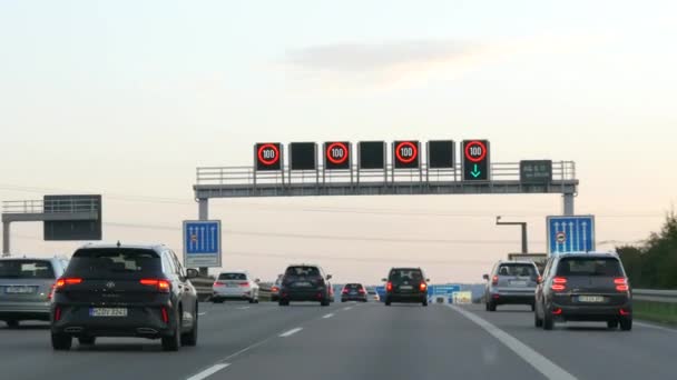 德国斯图加特 2022年10月3日 看到高速公路塞车的景象 许多汽车排成两列 等待轮到他们行驶 — 图库视频影像