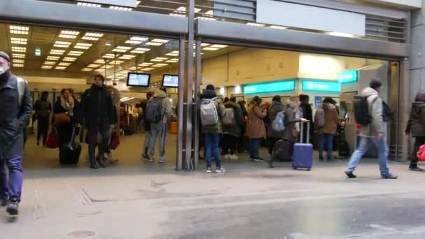 January 2023 Paris France Many People Enter Exit Subway Station — Vídeo de stock